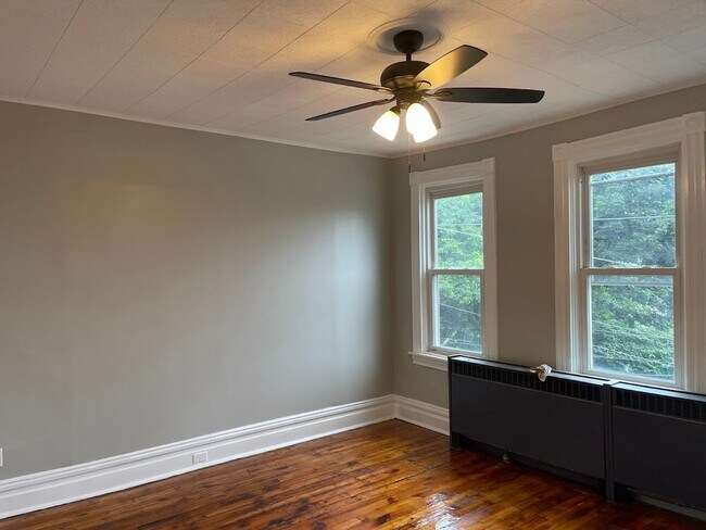 Building Photo - Beautiful, Sparkling New Kitchen - 4 Bedro...