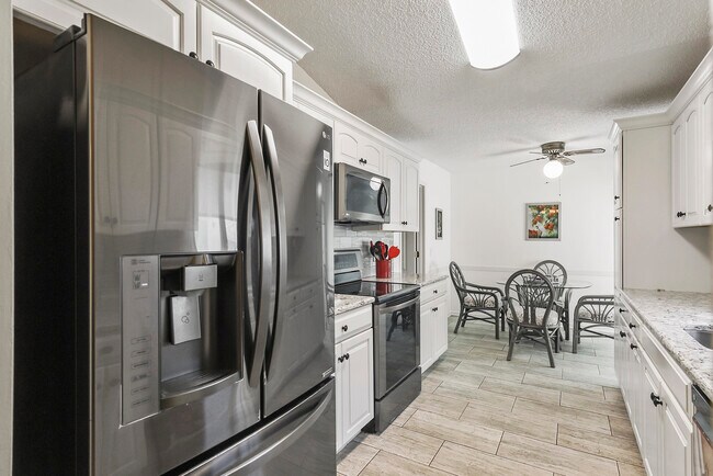 Building Photo - 6940 SE Lillian Ct