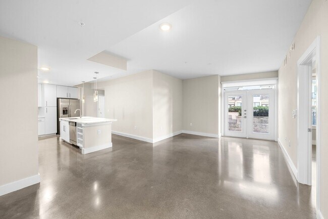 Building Photo - 1825 N San Jacinto Street Unit 641