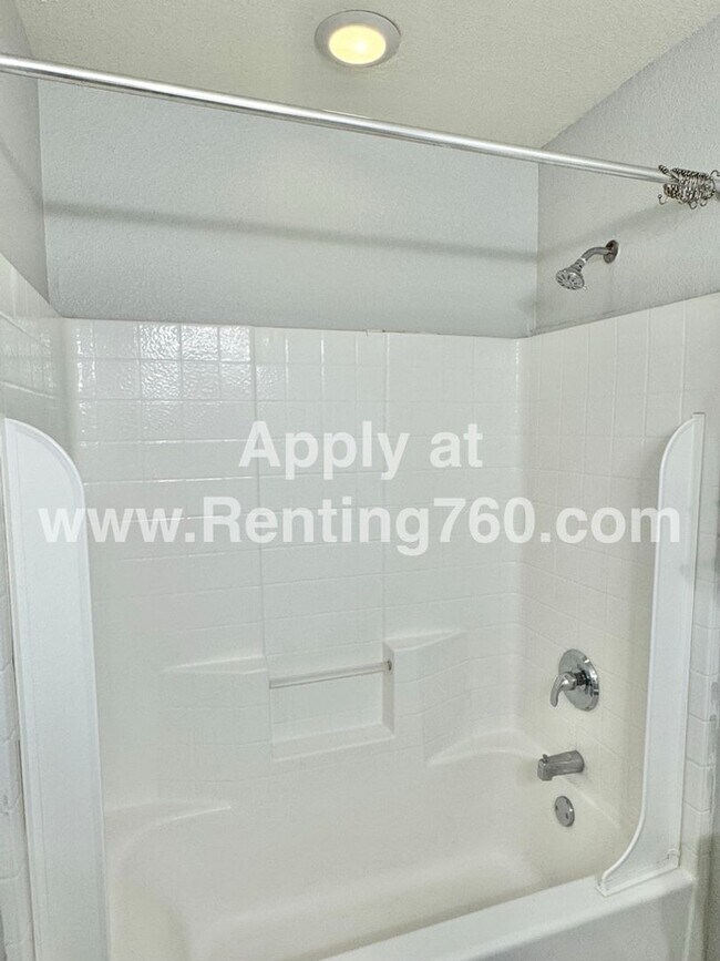 Building Photo - Cozy 3 Bed 2 Bath Home Near Base!