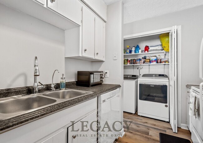 Building Photo - 748 Lake Terrace Dr