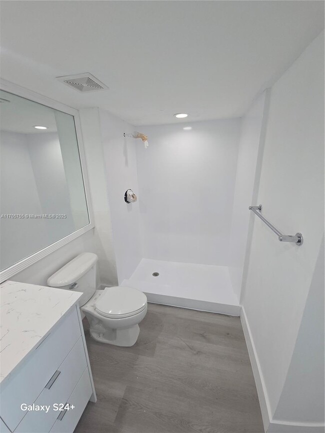 Building Photo - 1155 Brickell Bay Dr
