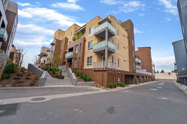 Building Photo - Gorgeous penthouse condo in East Industrial neighborhood – Fremont!