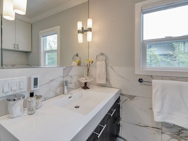 Building Photo - Chic Urban Oasis in Hillsdale