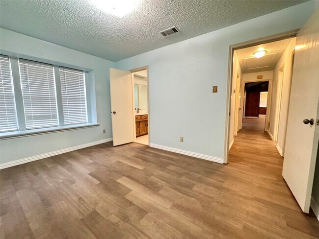 Building Photo - 1925 Glen Hill Dr