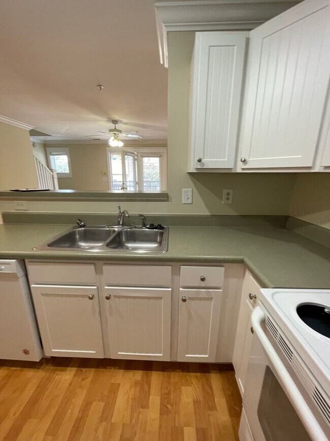 Building Photo - 07-204 Fattouh