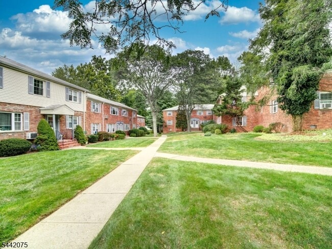 Building Photo - 28 Wedgewood Dr