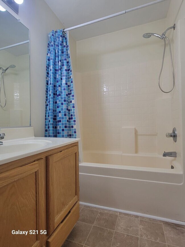 Building Photo - 3 bedroom, 2 bathroom townhouse in Western Branch