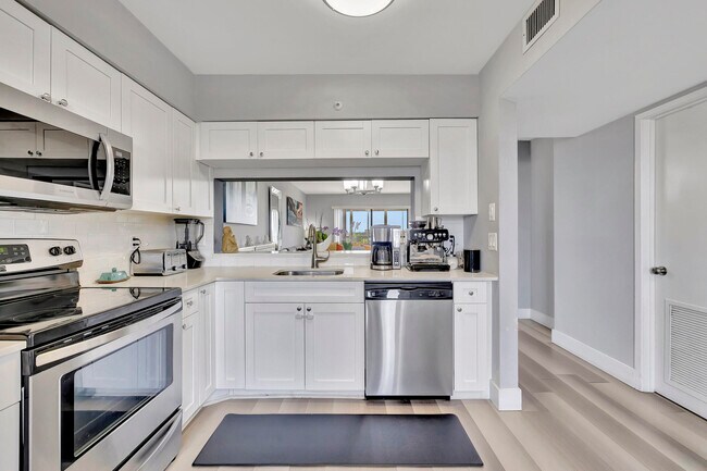 Building Photo - 2200 S Cypress Bend Dr