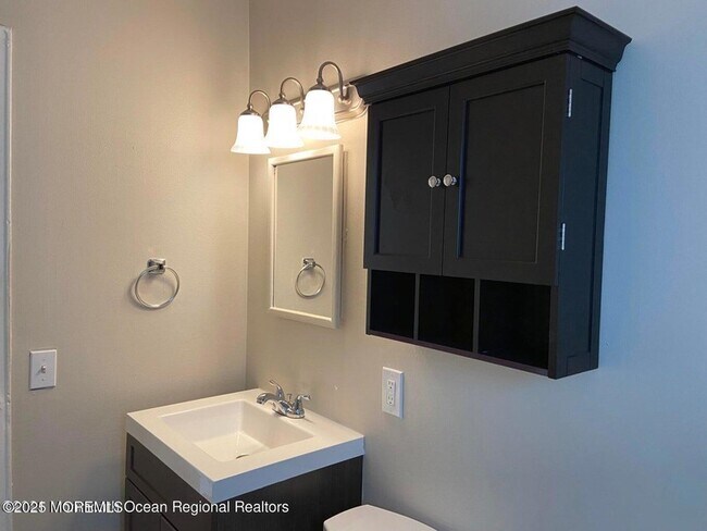 Building Photo - 10 Laurel Pl