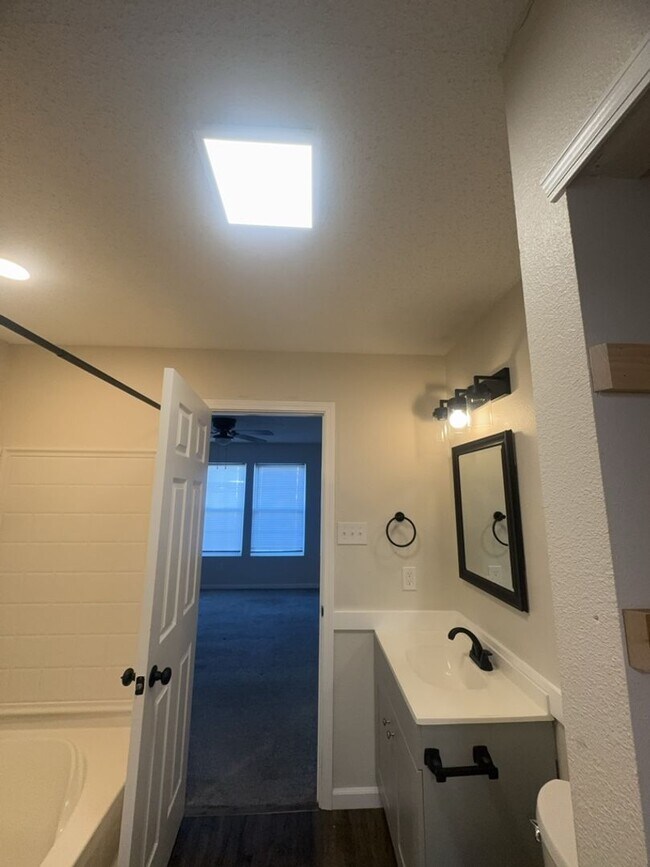 Building Photo - Beautiful 3 Bedroom, 2 Bath Available Now!