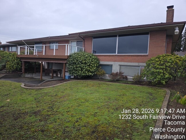 Building Photo - View home North Tacoma - 3 bedroom, 3.5 bathroom, 6 car garage - Available NOW!!!