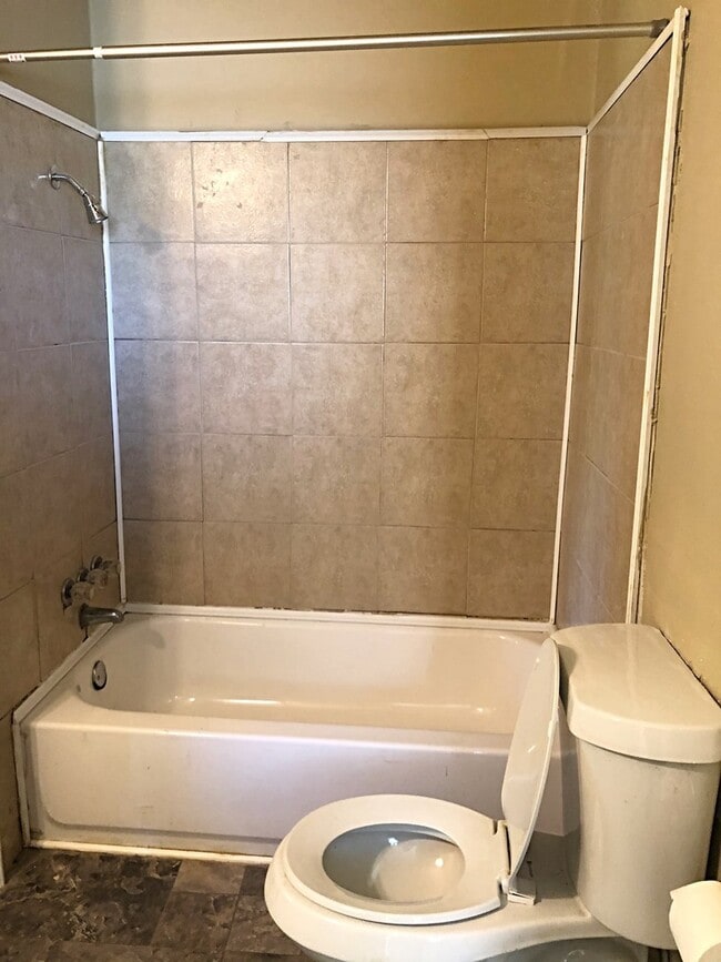 Building Photo - 735 Rosedale Dr