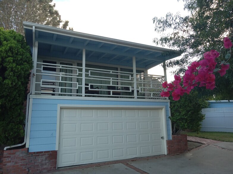 Building Photo - 2139 Torrey Pines Rd