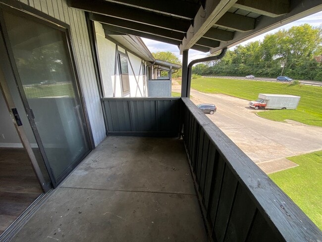 Building Photo - Lovely 1 bedroom condo in South Nashville! Private Balcony!