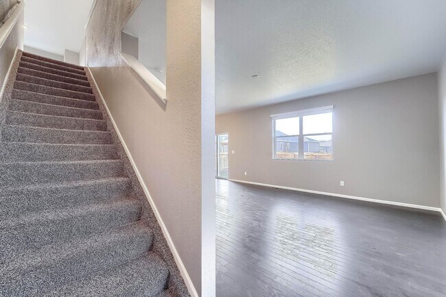 Building Photo - Gorgeous 4 bed, 3 bath, loft and an office!