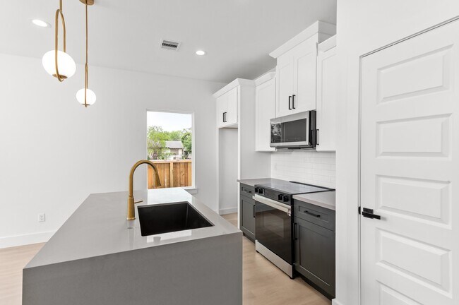 Building Photo - 2316 McKee St