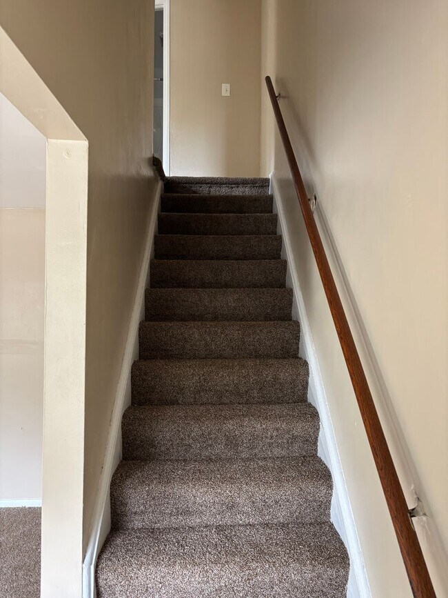 Building Photo - Euclid 2 Bedroom