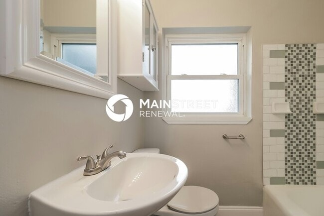 Building Photo - 4 Bedroom Pet-Friendly Home in Orlando, FL with Main Street Renewal