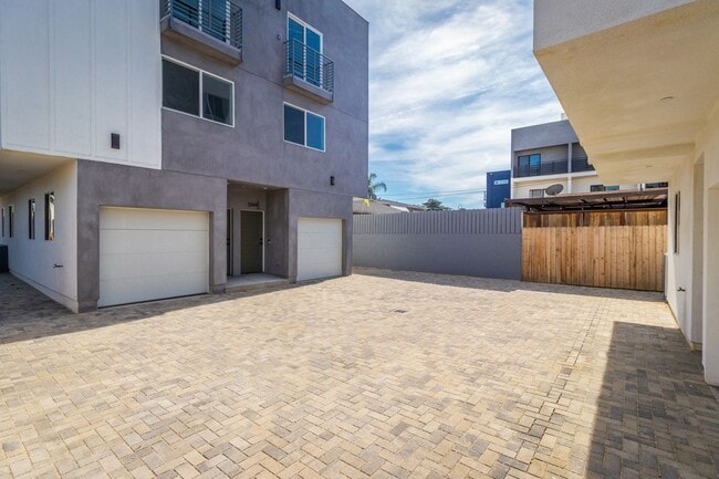 Building Photo - 5142 Riverton Ave