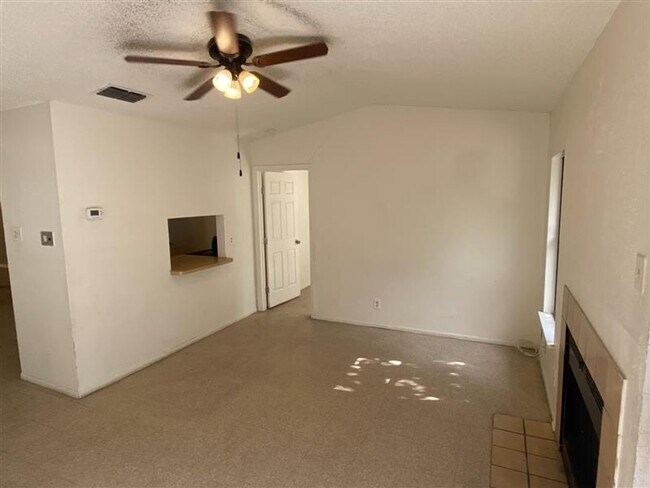 Building Photo - Cute 2/2 duplex with a garage