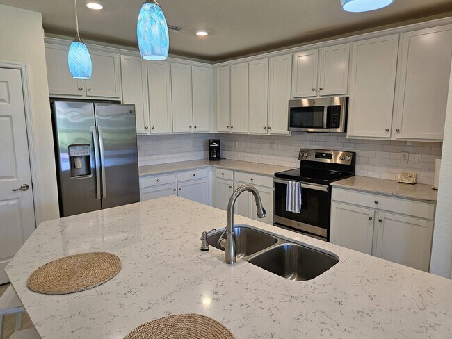 Building Photo - Seasonal Short-Term Sought after Sarasota National (Social Membership) with resort like Amenities!