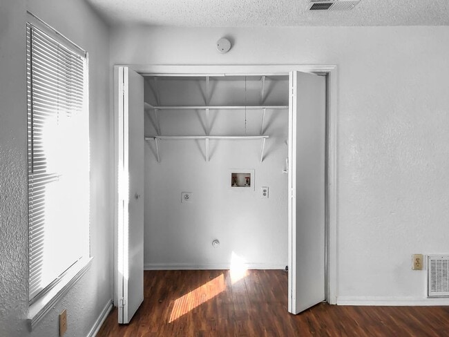 Building Photo - 821 N Mesquite St