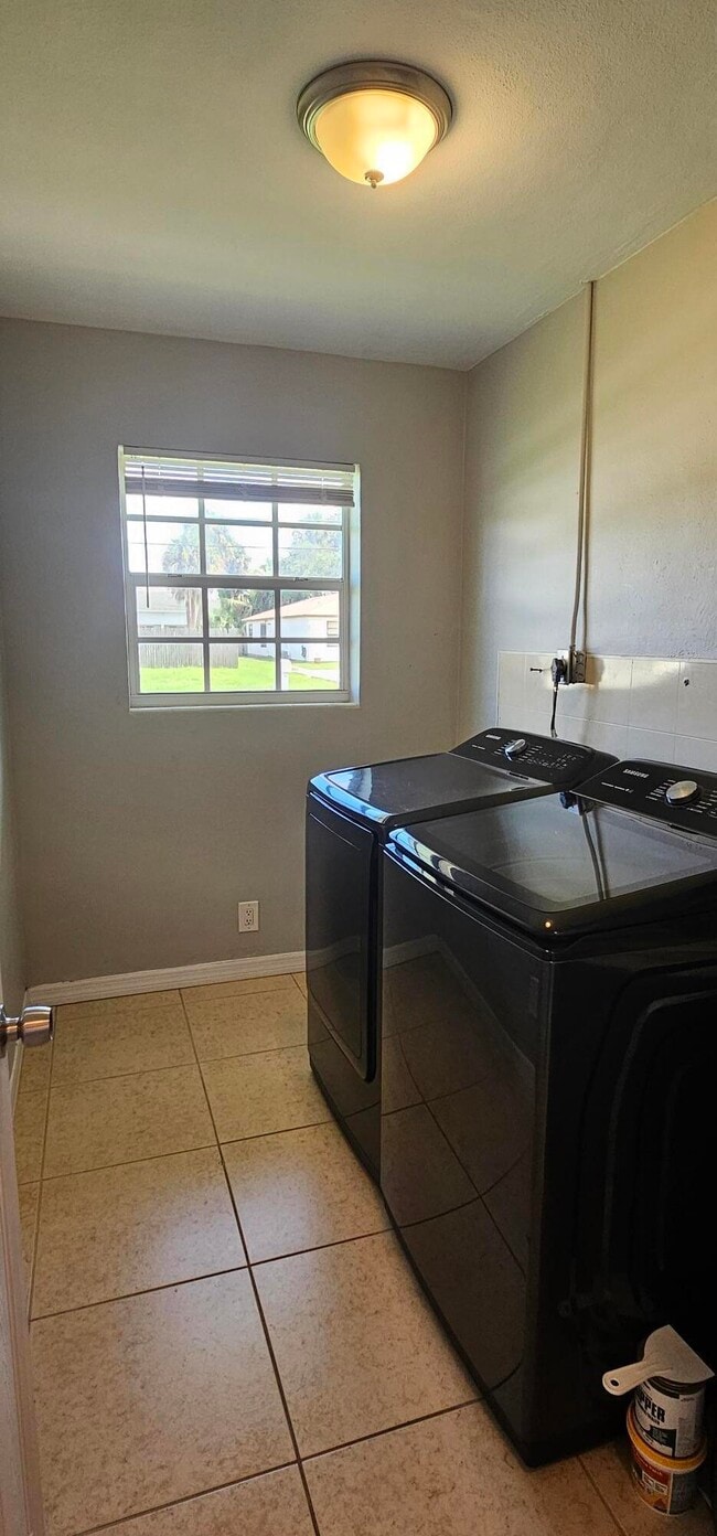 Building Photo - 8529 Sunset Dr