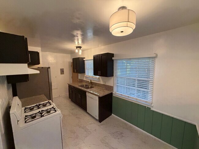 Building Photo - 124 N Beachwood Dr