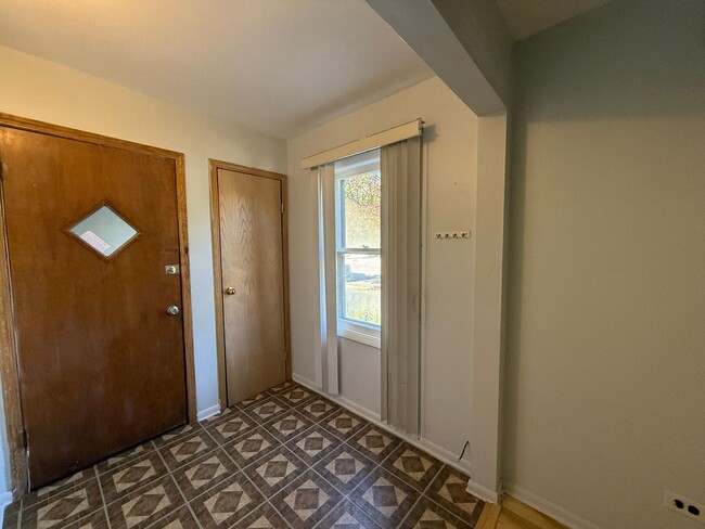 Building Photo - 2 Bedroom Unit available in Highland Park!