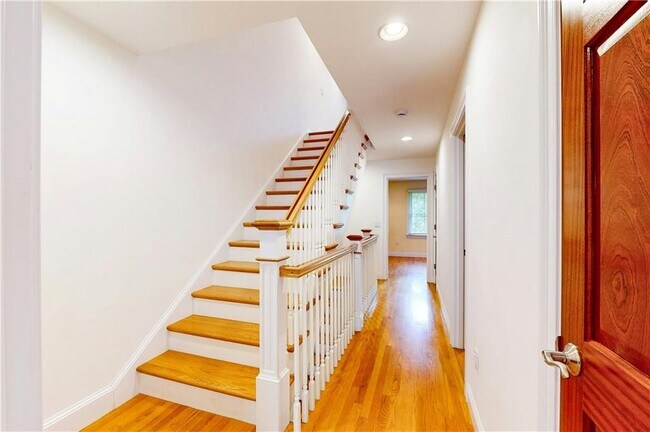 Building Photo - 270 Waterman St