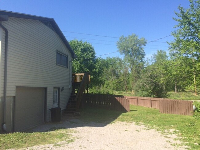 Building Photo - 3 Bed 2 Bath Home