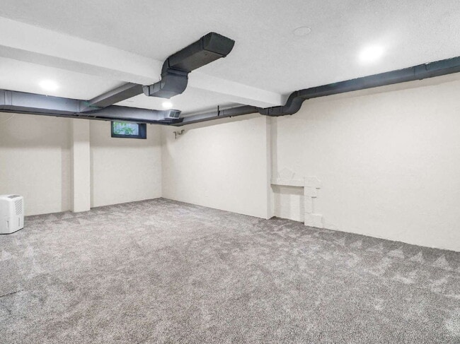 Building Photo - Spacious 5 bedroom home on Minnehaha Parkw...