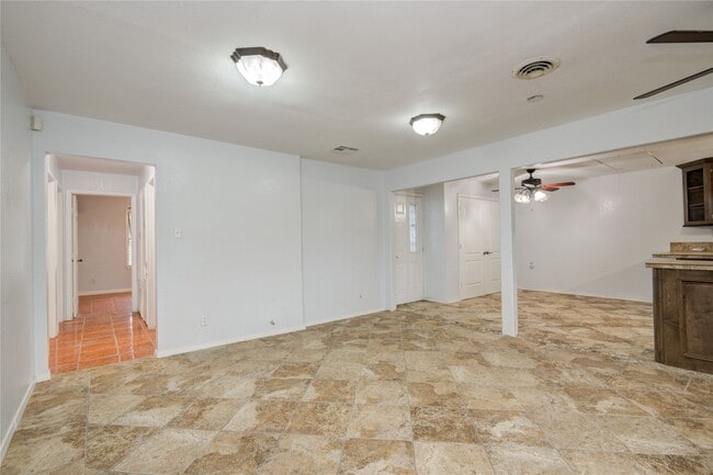 Building Photo - 811 W 7th St