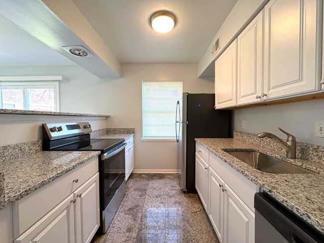 Building Photo - Charming Townhome with Modern Touches & Commuter Convenience!