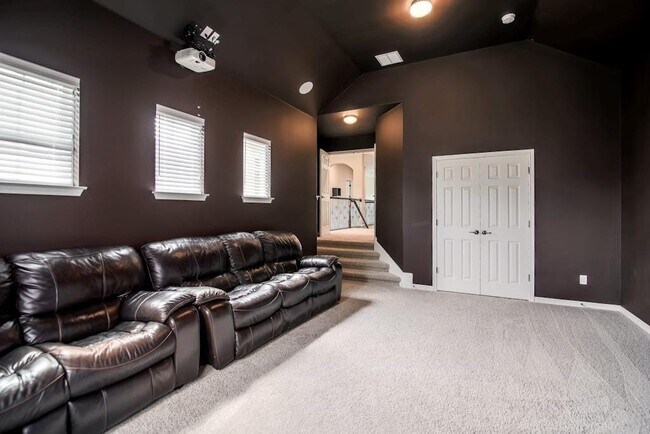 Building Photo - 121 Alondra Way