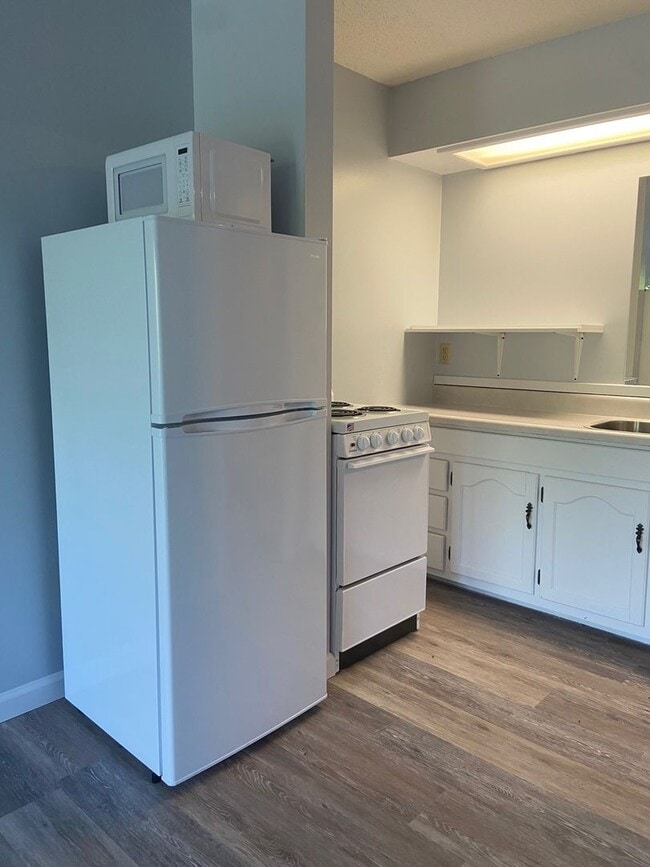 Building Photo - Studio Apartment in Hollister