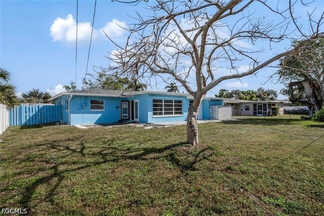 Building Photo - 806 N Entrada Dr