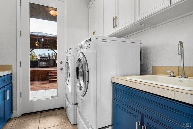 Building Photo - Luxury Living in Fountaingrove