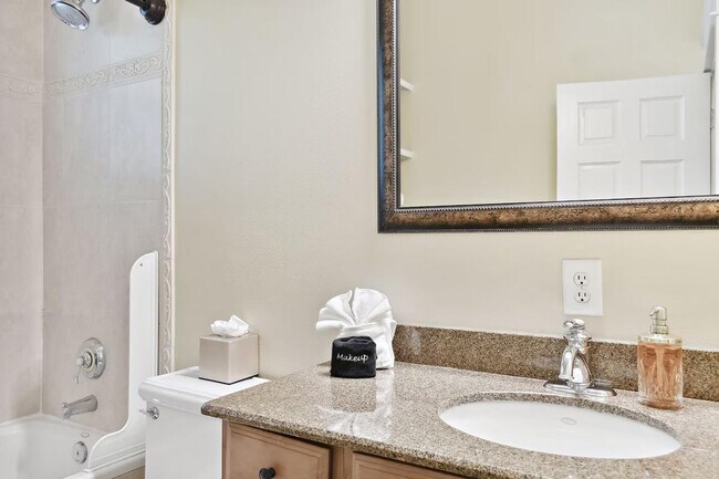 Building Photo - 509 S Willow Ave