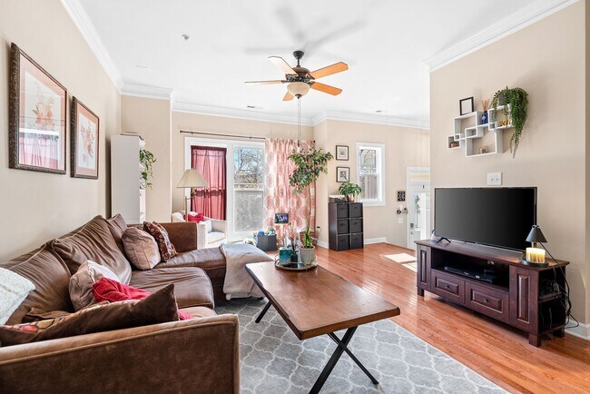 Building Photo - Beautiful 2 bedroom 2.5 bath Townhome w/Garage
