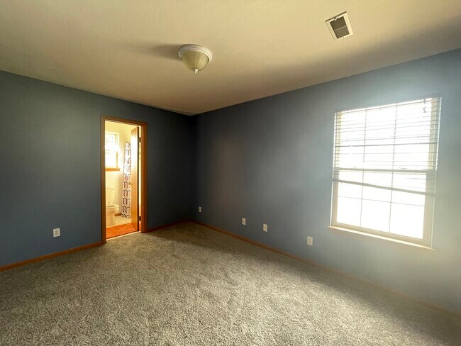 Building Photo - 715 Erin Dr