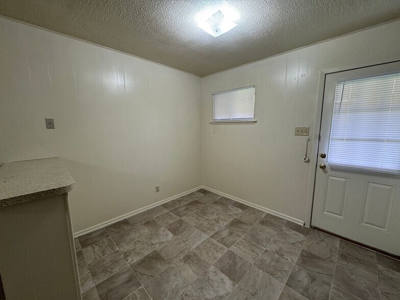 Building Photo - 808 Safady Ave