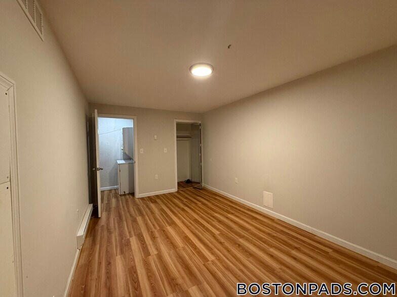 Building Photo - 185 Sydney St