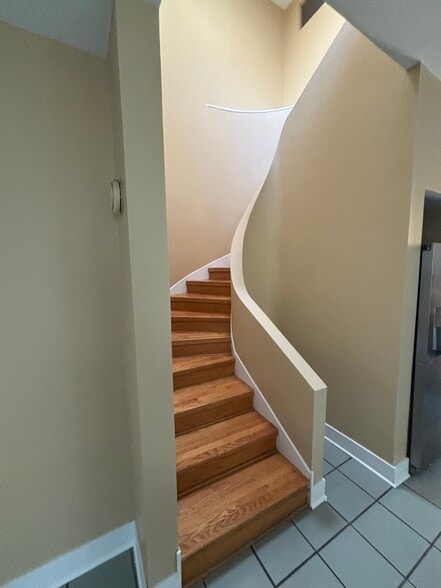 Building Photo - 2642 N Wilton Ave