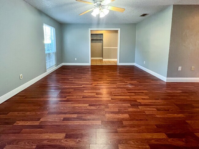 Building Photo - Pet Friendly 5BR/3BA Pool home in Northwoo...