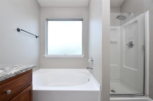 Building Photo - 24406 Lakecrest Village Dr