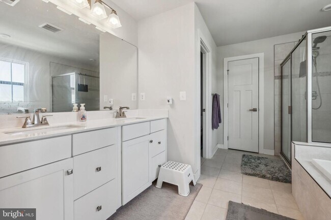 Building Photo - 11281 Wheeler Ridge Dr