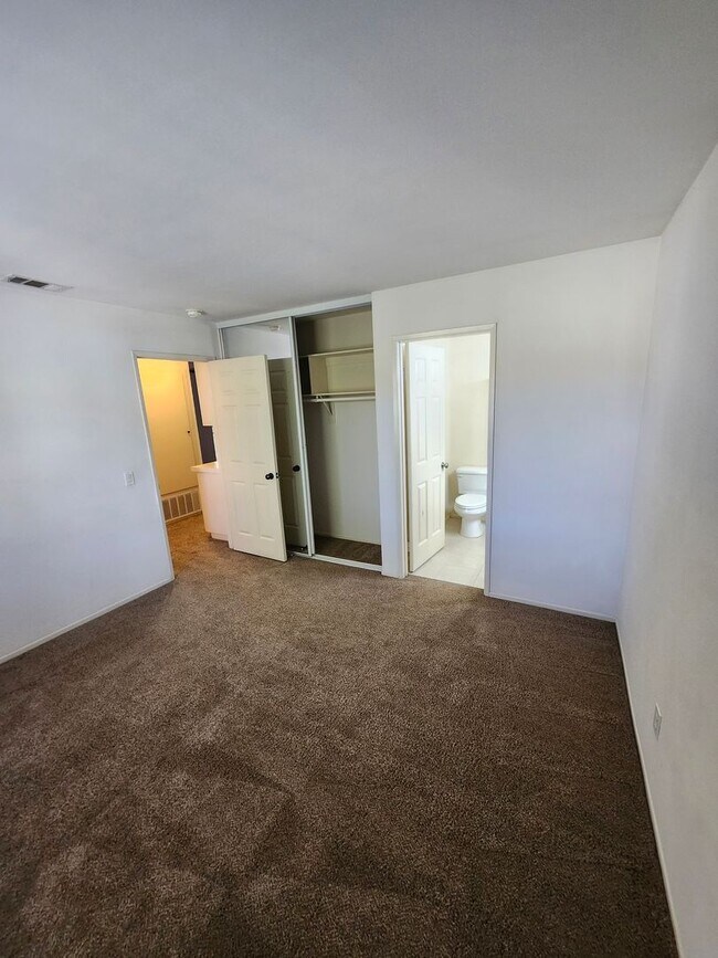 Building Photo - Beautiful 2 bedroom 1.75  bath Home Alta Loma