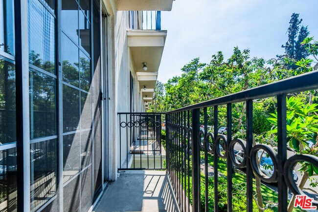 Building Photo - 458 N Oakhurst Dr